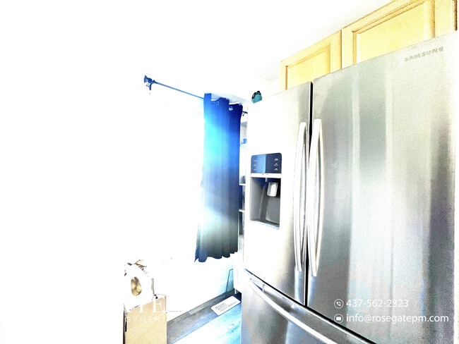 Building Photo - Modern 4-Bedroom Freehold Townhouse – 1,20...