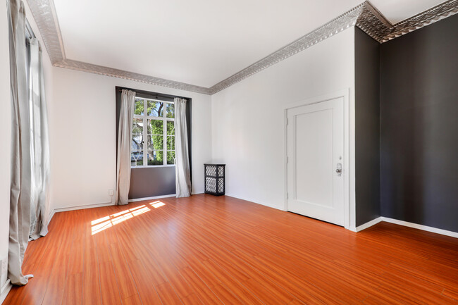 Living room facing west - 1314 N Hayworth Ave