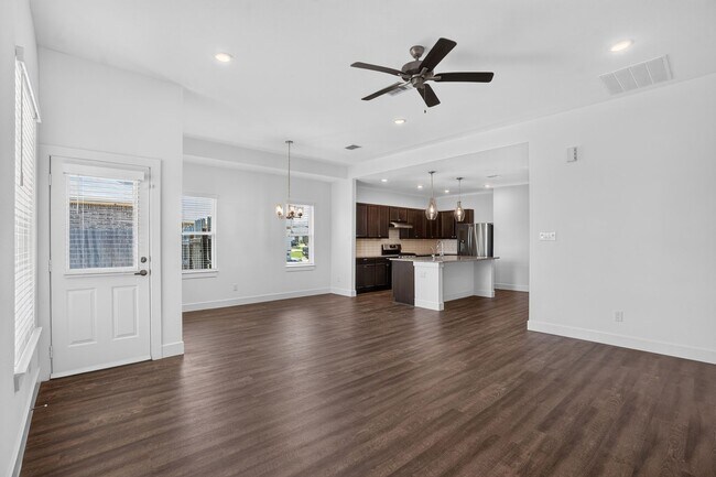 Foto del edificio - Beautiful 3-Bedroom Home with Open Floor Plan, Washer & Dryer Included in Conroe