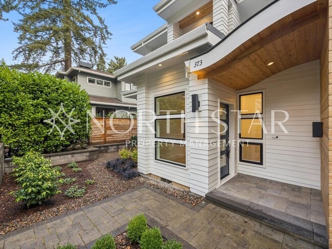Building Photo - Lake Oswego Modern Luxury Duplex