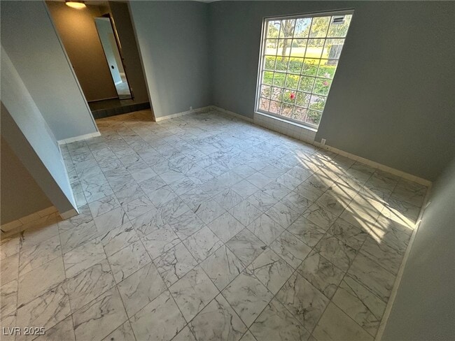 Building Photo - 596 Tam O Shanter