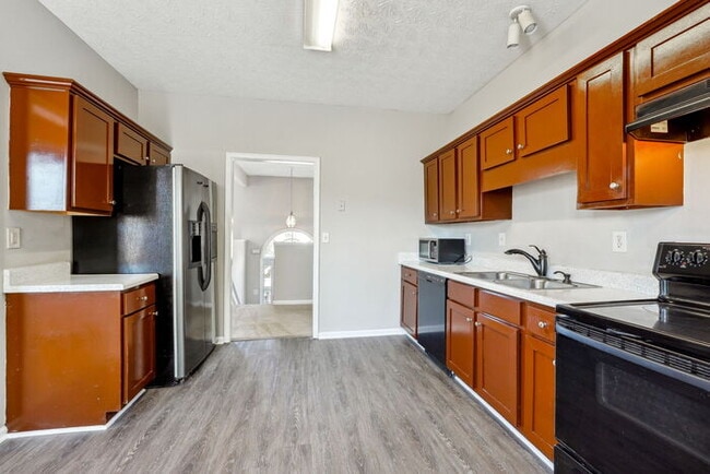 Building Photo - Captivating 5BR, 3BA Gem!
