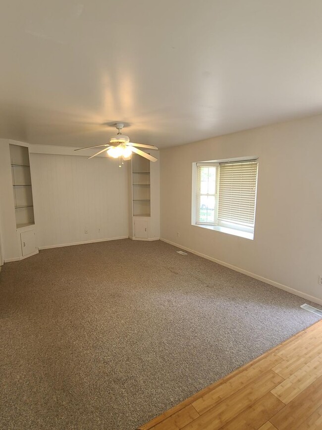 Building Photo - 3 Bedroom 1 bath- Located in Urbana!