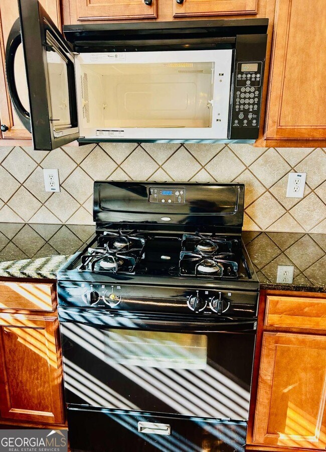 Building Photo - 306 Knelston Oak Dr NE