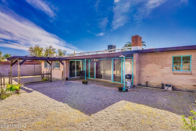 Building Photo - 2718 N Euclid Ave