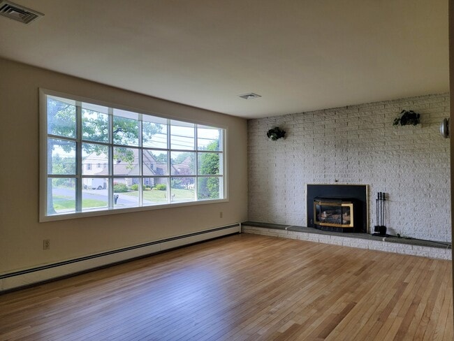 Building Photo - 609 W Orange St