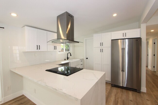 Building Photo - 3 Bedroom 2 Bathroom home available NOW