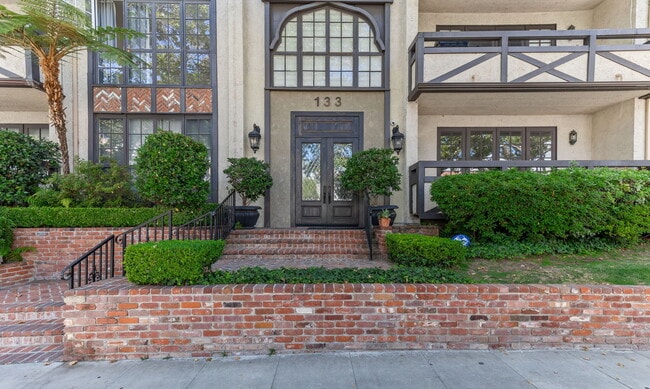Building Photo - 133 S Oakhurst Dr