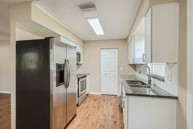Building Photo - 702 Whitehurst Street