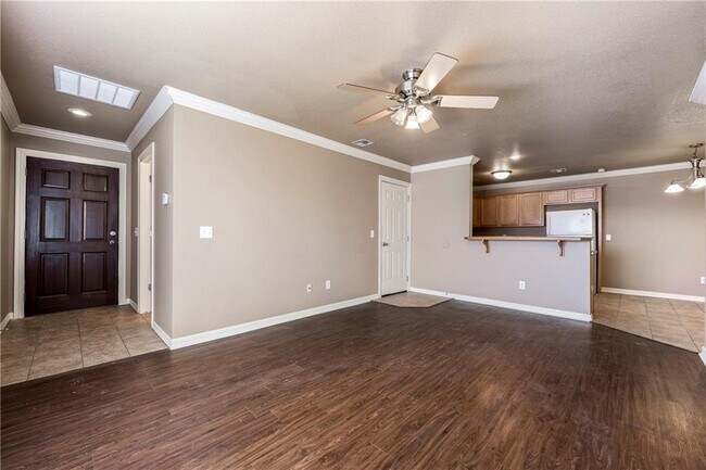 Building Photo - 58 S Woodsprings Dr