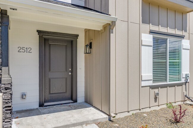 Foto del edificio - Now Leasing this Meridian Townhome!  Great...