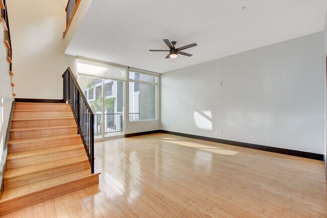 Building Photo - Loft 5 #310- Stunning 1Bd/2.5Ba Two Level ...