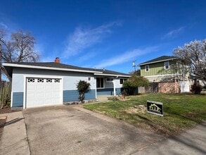 Building Photo - 1280 Pennisue Way