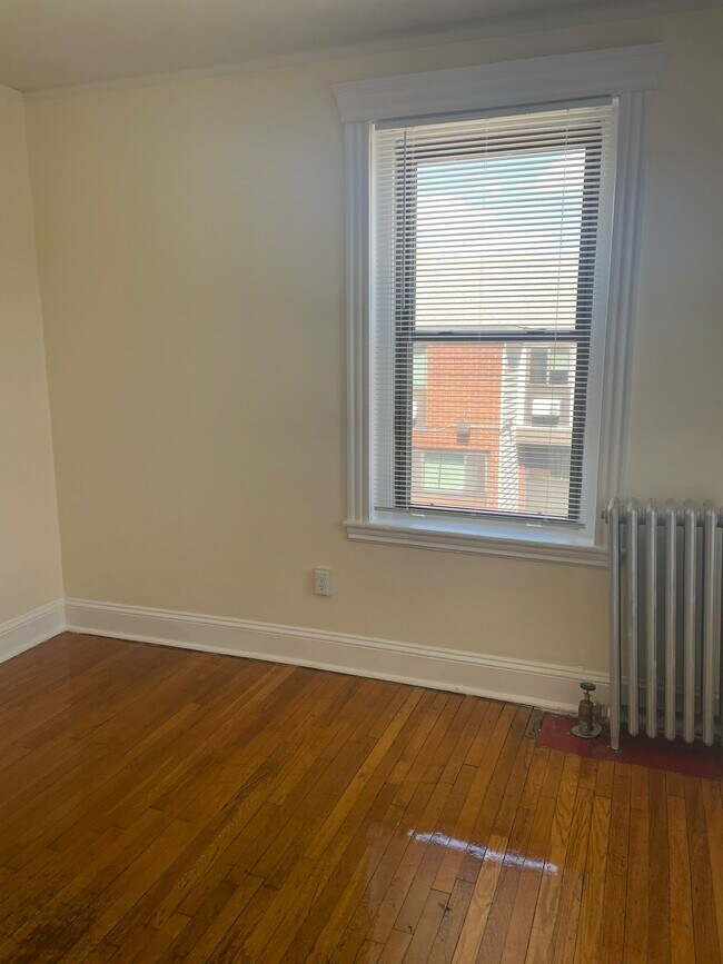 Building Photo - 352 Riverway