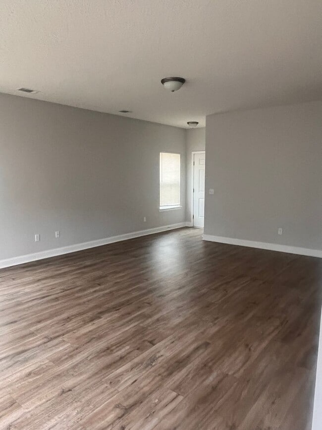 Building Photo - Available Mid June in a Great Neighborhood...