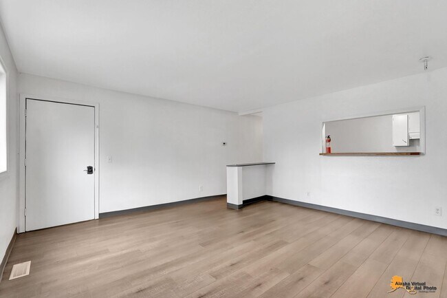 Building Photo - 906 W 29th Pl