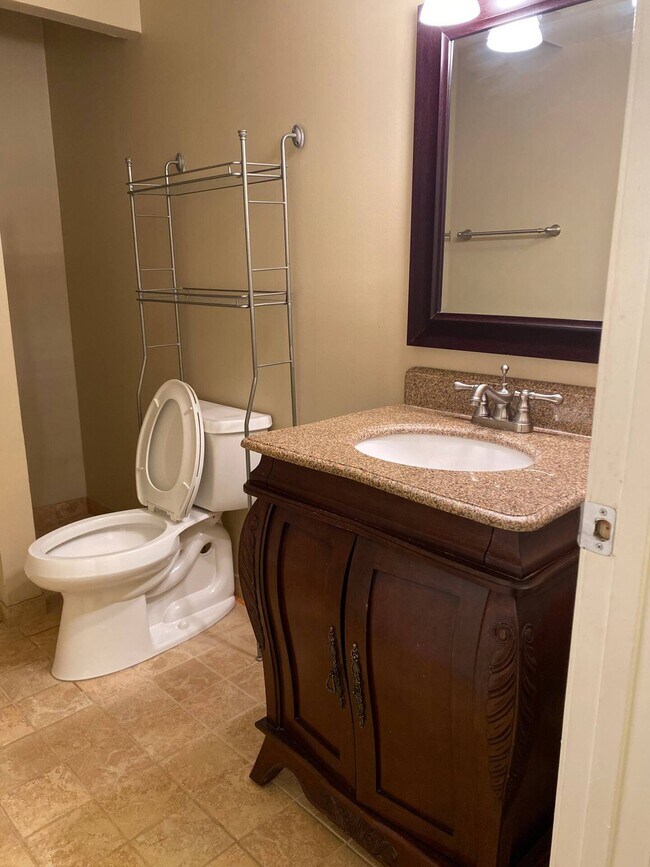 Foto del edificio - 5819 Waterdale Ct