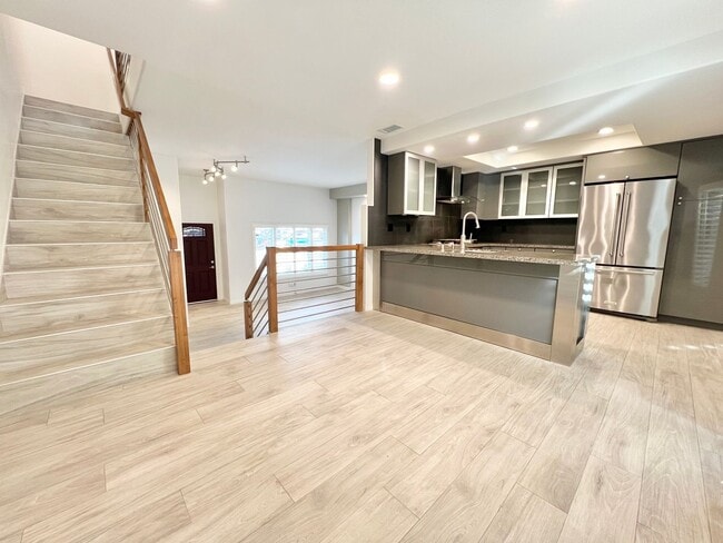 Building Photo - Sophisticated Manhattan Beach Townhome with Private Patio & 2-Car Garage