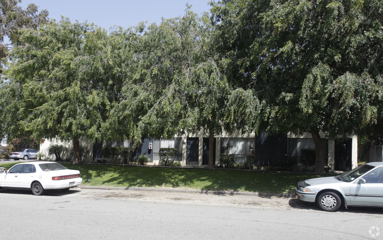 Building Photo - 17674-17690 Van Buren St