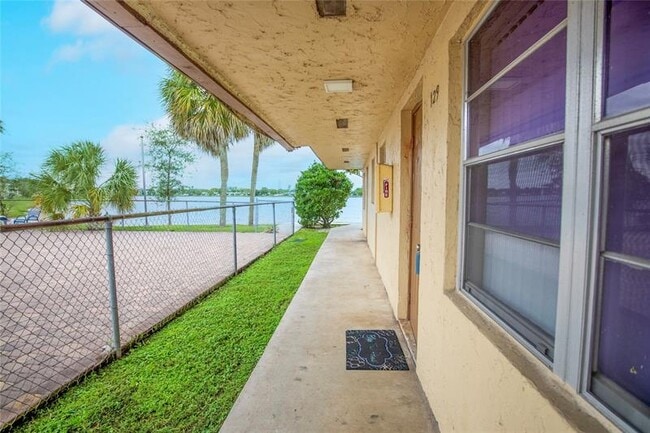 Foto del edificio - 416 Lakeside Dr