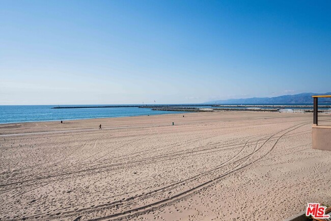 Foto del edificio - 6419 Ocean Front Walk