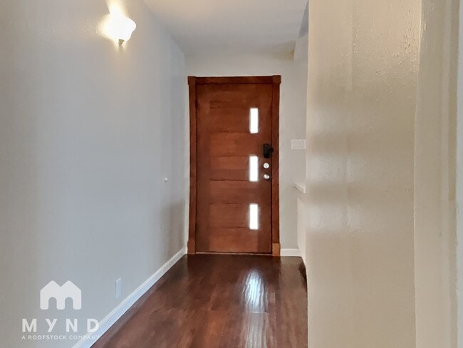 Building Photo - 925 Warren Way