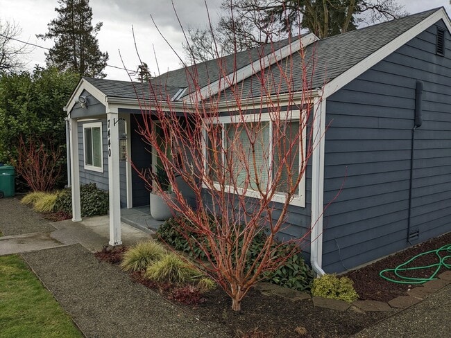 Building Photo - Lovely 3 Bedroom Skyway Rambler