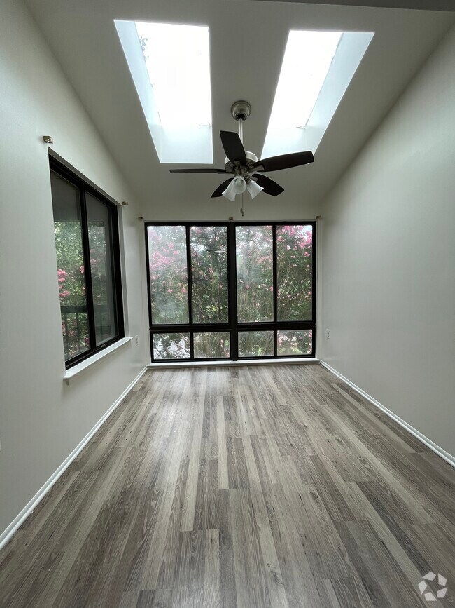 The Park at Kingsview Village Apartments for Rent with High Ceilings Gaithersburg, MD 1