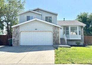 Building Photo - 924 Starcrest Dr