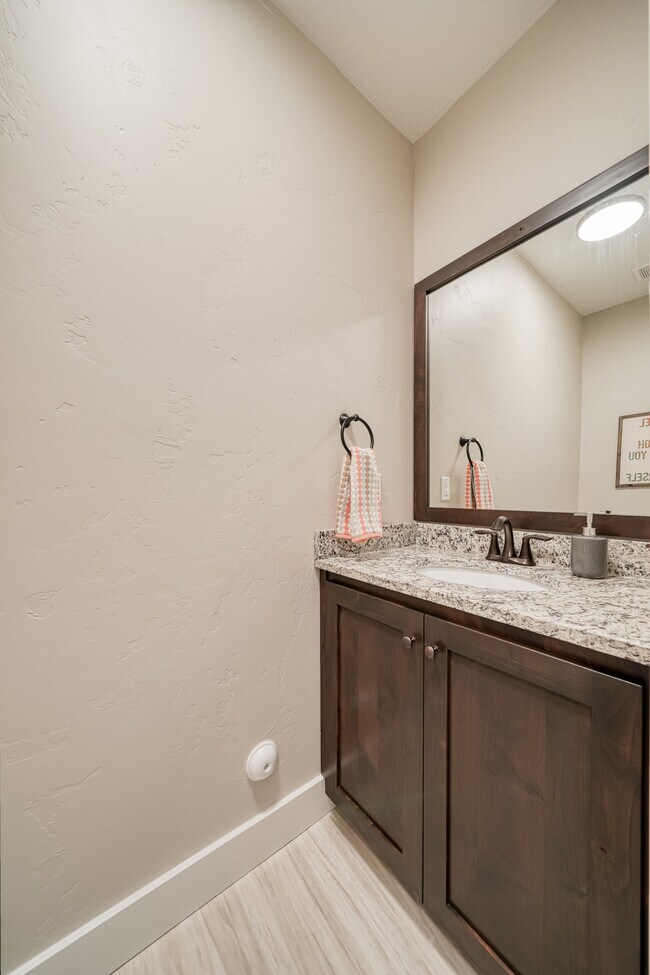 Foto del edificio - Saturn Townhomes