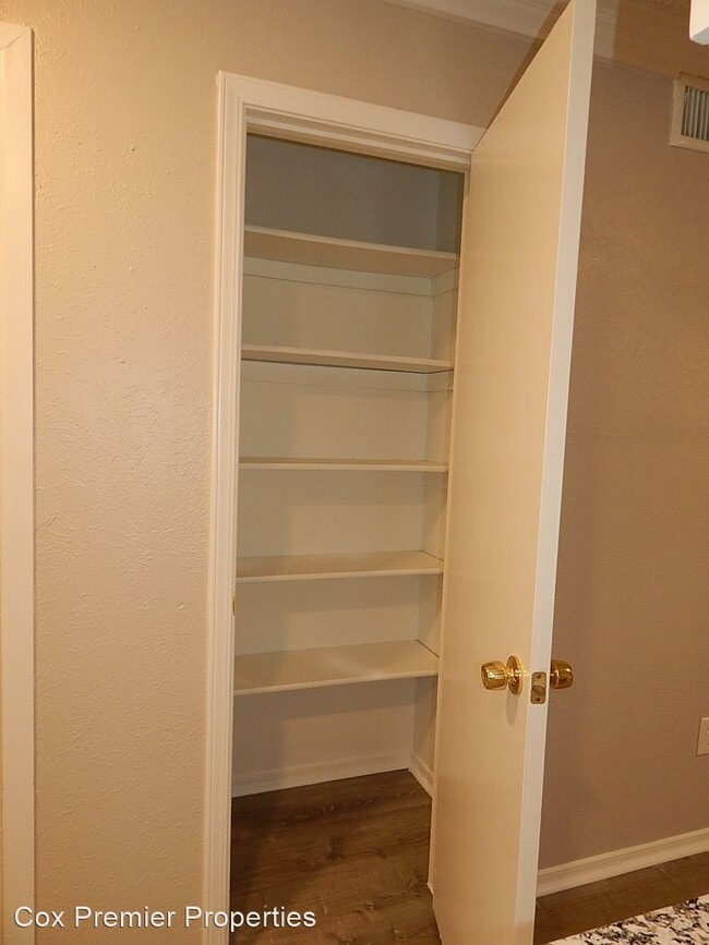 Building Photo - 3 br, 2.5 bath House - 2902 S Fielder Rd