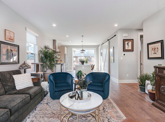 Foto del edificio - 1329 E 11th St