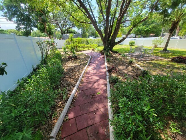 Foto del edificio - Largo - 2 Bedroom, 2 Bathroom, Garage & Huge Yard!