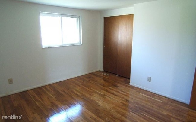 Building Photo - 3 br, 1 bath Townhome - 1300 Burr Ave