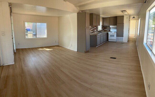 Foto del edificio - 2 Bedroom / 1 1/2 bathroom home in Perris