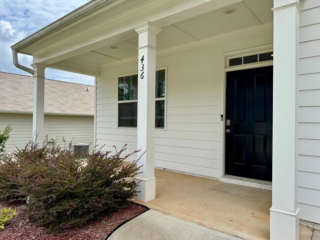 Foto del edificio - Beautiful 5 bedroom, 3 full bath home in D...