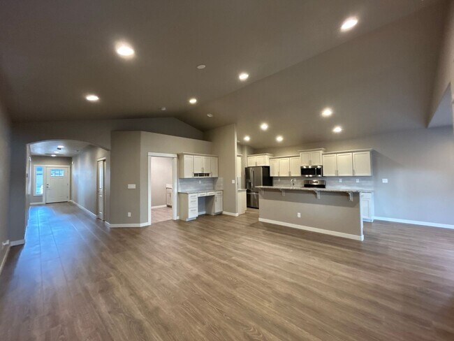 Building Photo - 3 Bedroom / 2 Bathroom Single Level Home i...