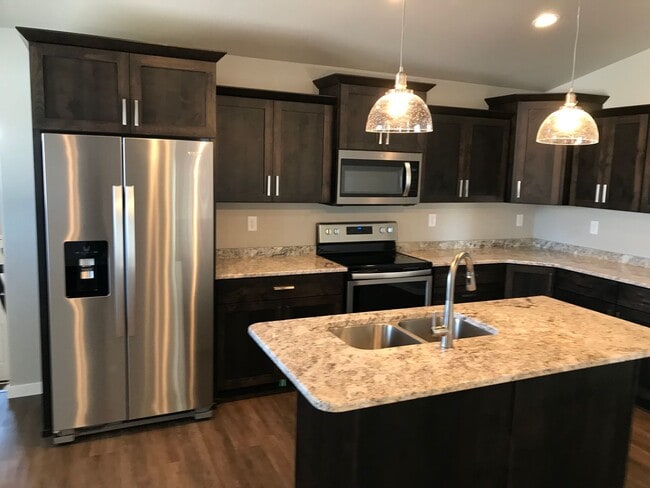 Building Photo - 4 Bed 3 Bath Single Family Home