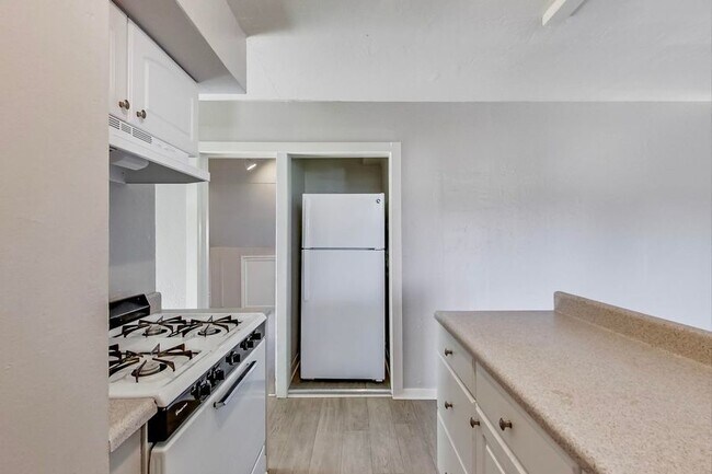 Building Photo - 1 Bedroom + Bonus Room in Downtown Palo Alto!