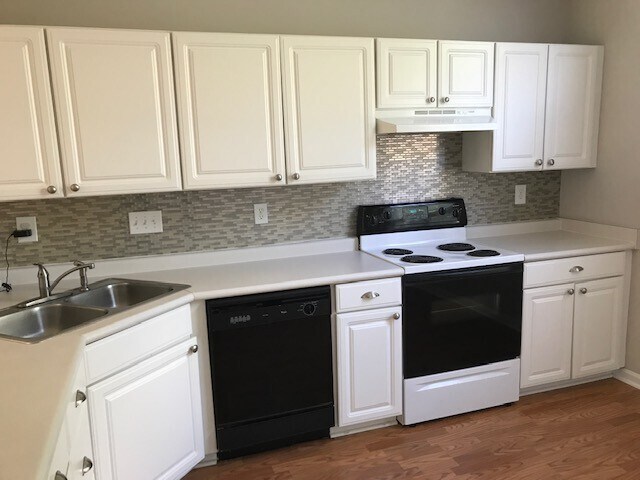 Building Photo - Desired Location for this 3 bedroom 2 bath...