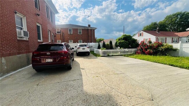 Building Photo - 773 Admiral St