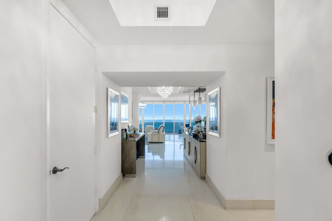 Building Photo - 16001 Collins Ave