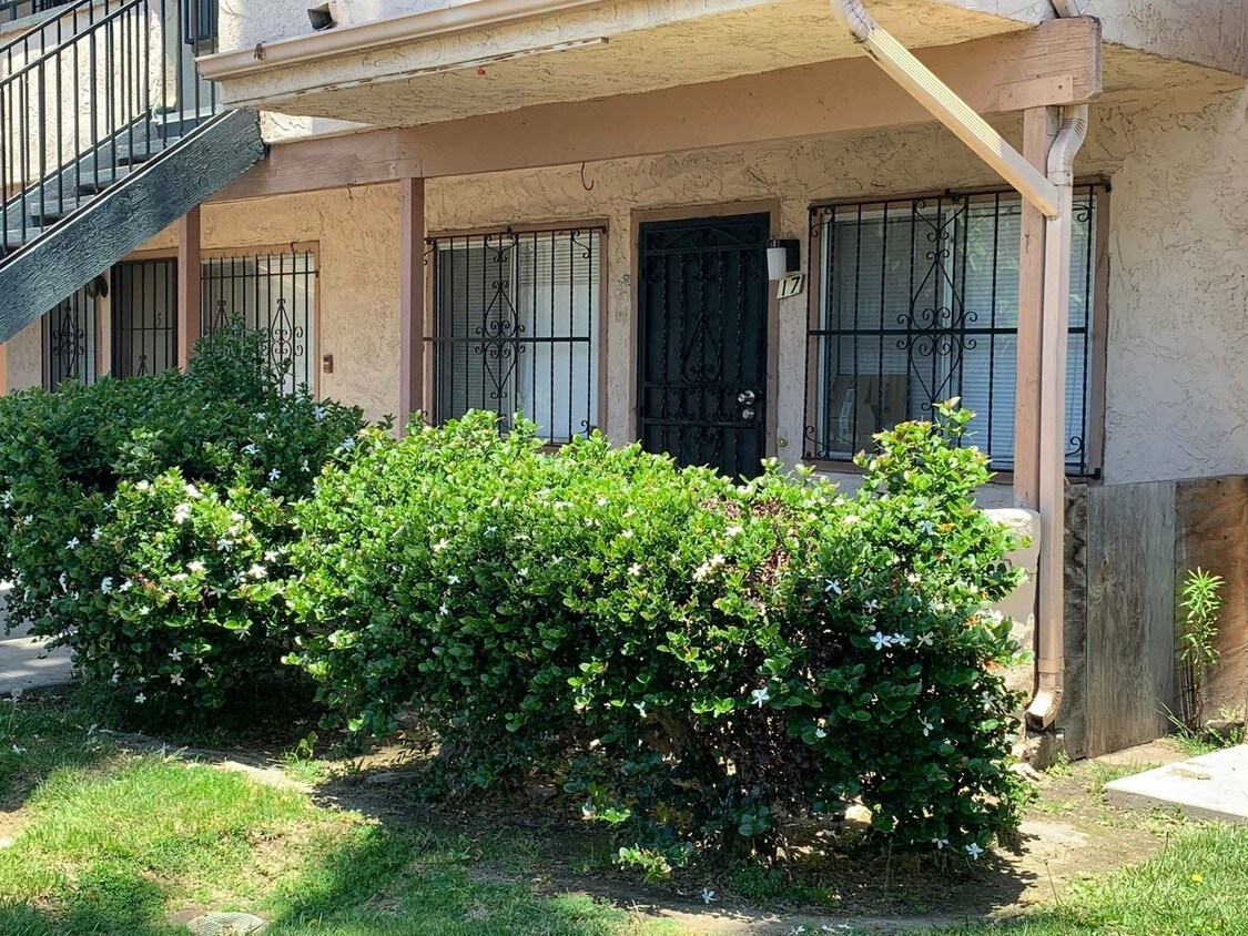 Foto principal - 855 W San Ysidro Blvd