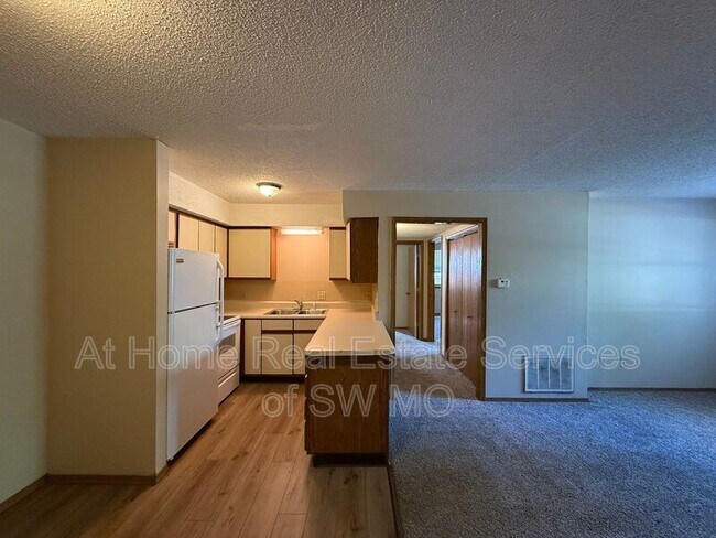 Building Photo - 2856 S Rogers Ave