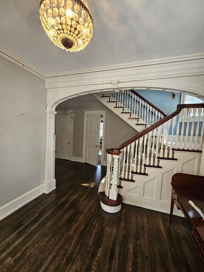 Foto del edificio - 2245-2247 N Lake Dr. (Duplex)