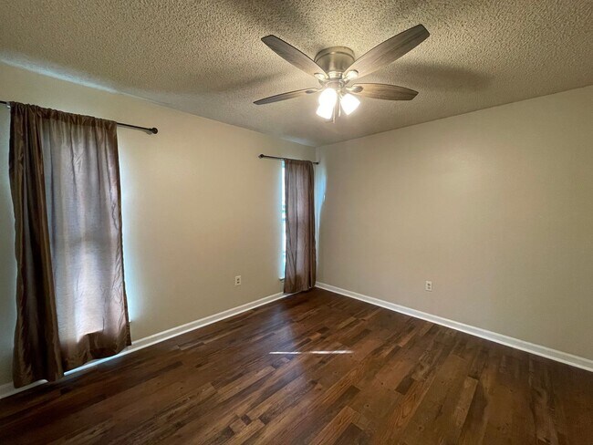 Foto del edificio - House: Brookhollow Glen Subdivision