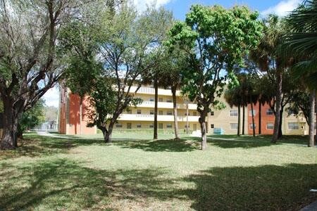 Foto del edificio - CUTLER GARDENS APARTMENTS