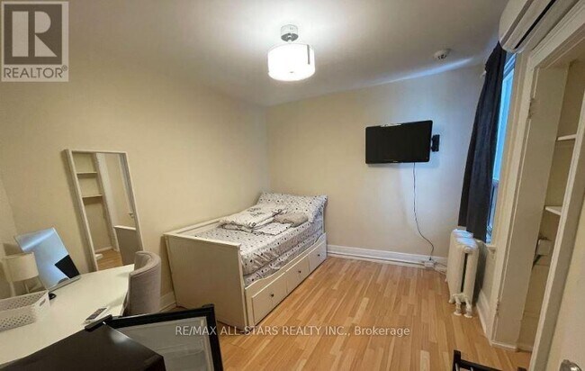 Photo du bâtiment - 1074 Bloor St W