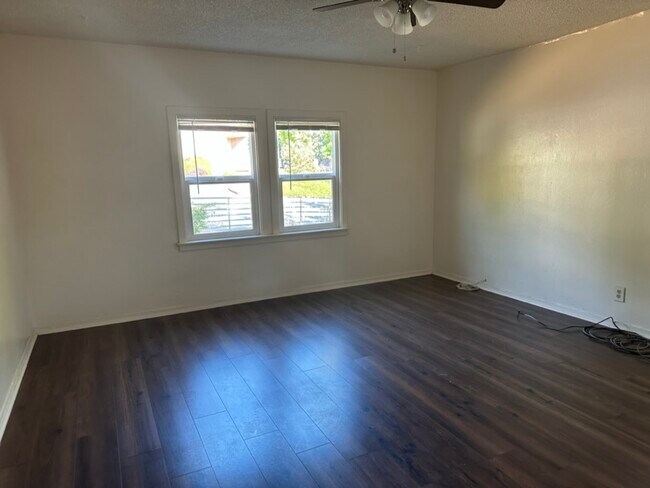 Foto del edificio - 907 W Main St