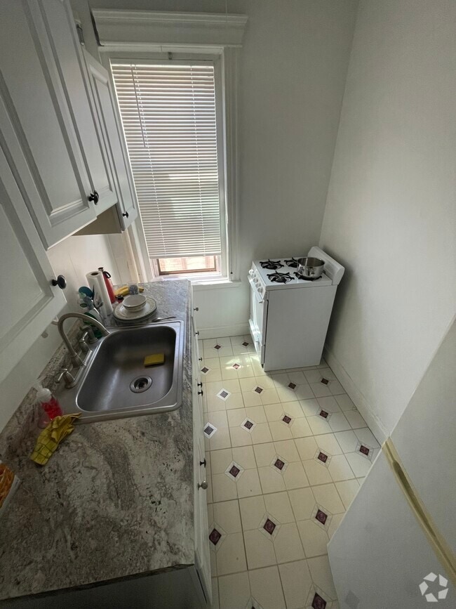 Building Photo - 380 Riverway